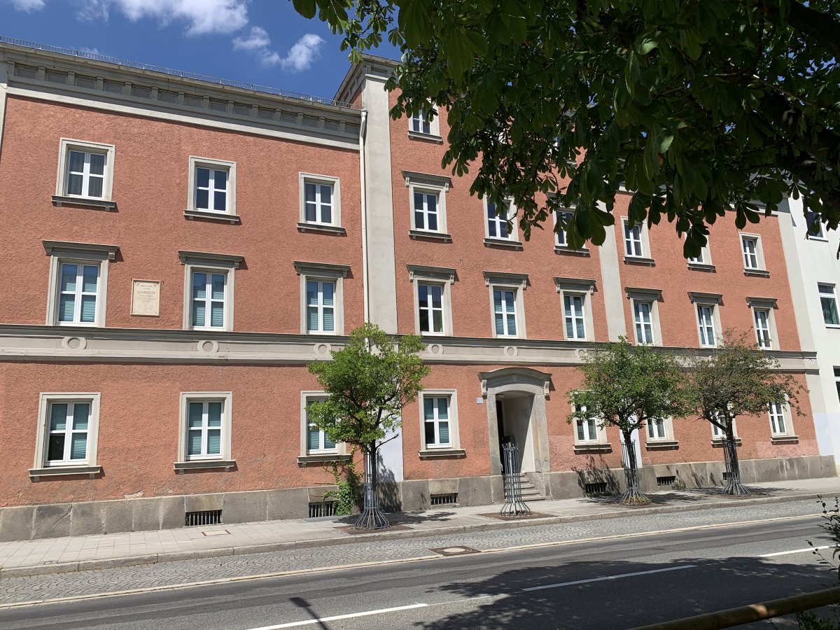 Haus mit einstigen Beamtenwohnungen in der Bürgermeister-Prechtl-Straße 31, Heim der Familie Reger
